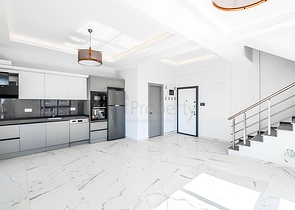 Пентхаус 2+1 в районе Махмутлар с террасой и удобным расположением