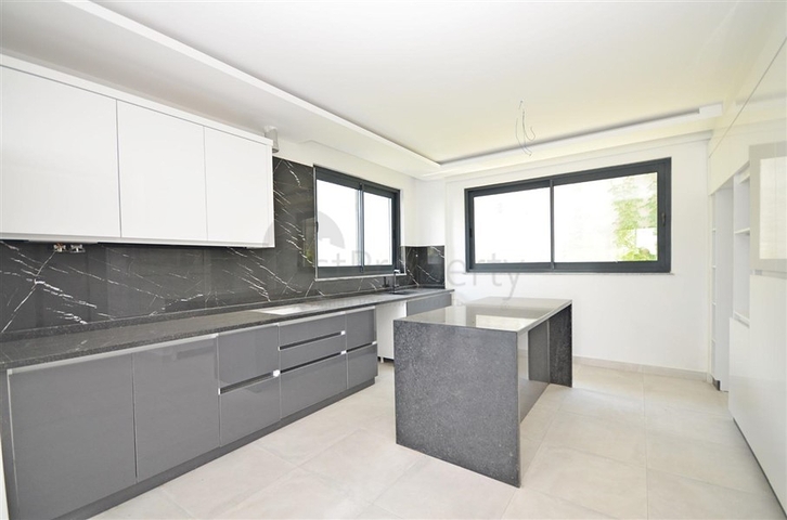 Просторная двухуровневая квартира с выходом в сад и продуманным зонированием