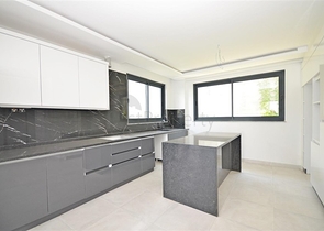 Просторная двухуровневая квартира с выходом в сад и продуманным зонированием