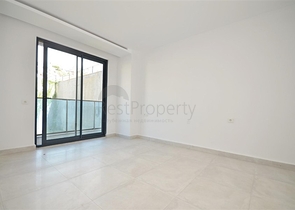 Просторная двухуровневая квартира с выходом в сад и продуманным зонированием