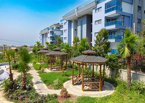 Просторная двухуровневая квартира с выходом в сад и продуманным зонированием