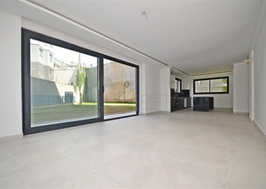 Просторная двухуровневая квартира с выходом в сад и продуманным зонированием