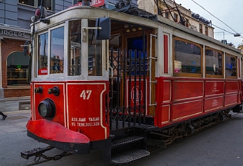 В Стамбуле опять запущен красный трамвай