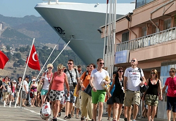 Поток туристов из России в Турцию не ослабевает