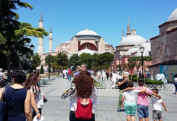 «Послы туризма» помогают иностранцам в Стамбуле