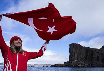 Спортсменка из Турции занырнула в воды Антарктики