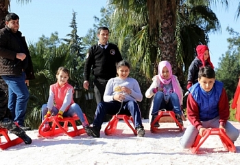 Детям Анталии показали снег