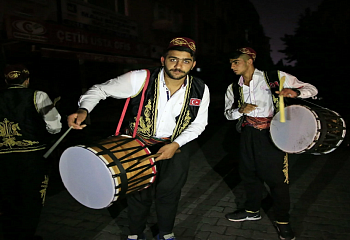  Стамбул будят барабанщики